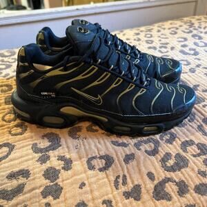 Men’s 8.5 Nike Air Max Plus Black Gold Wheat DO6700-001 Sneakers Purdue